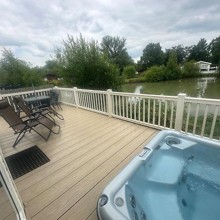 Luxury Lakeside Lodge L2 With Hot Tub Situated At Tattershall Lakes Country Park Zewnętrze zdjęcie