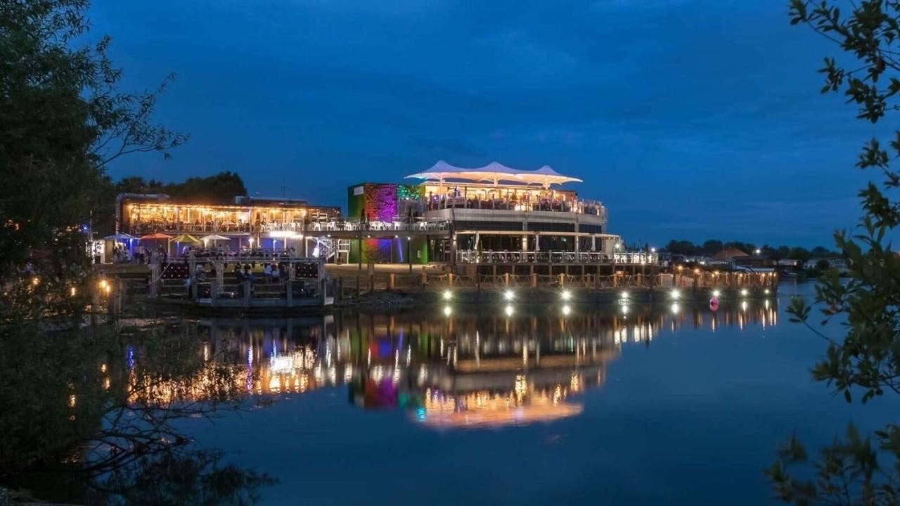 Luxury Lakeside Lodge L2 With Hot Tub Situated At Tattershall Lakes Country Park Zewnętrze zdjęcie
