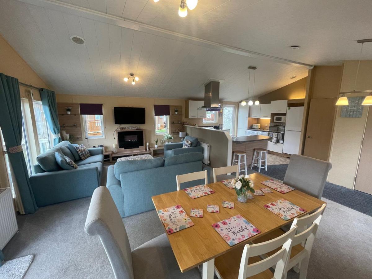 Luxury Lakeside Lodge L2 With Hot Tub Situated At Tattershall Lakes Country Park Zewnętrze zdjęcie