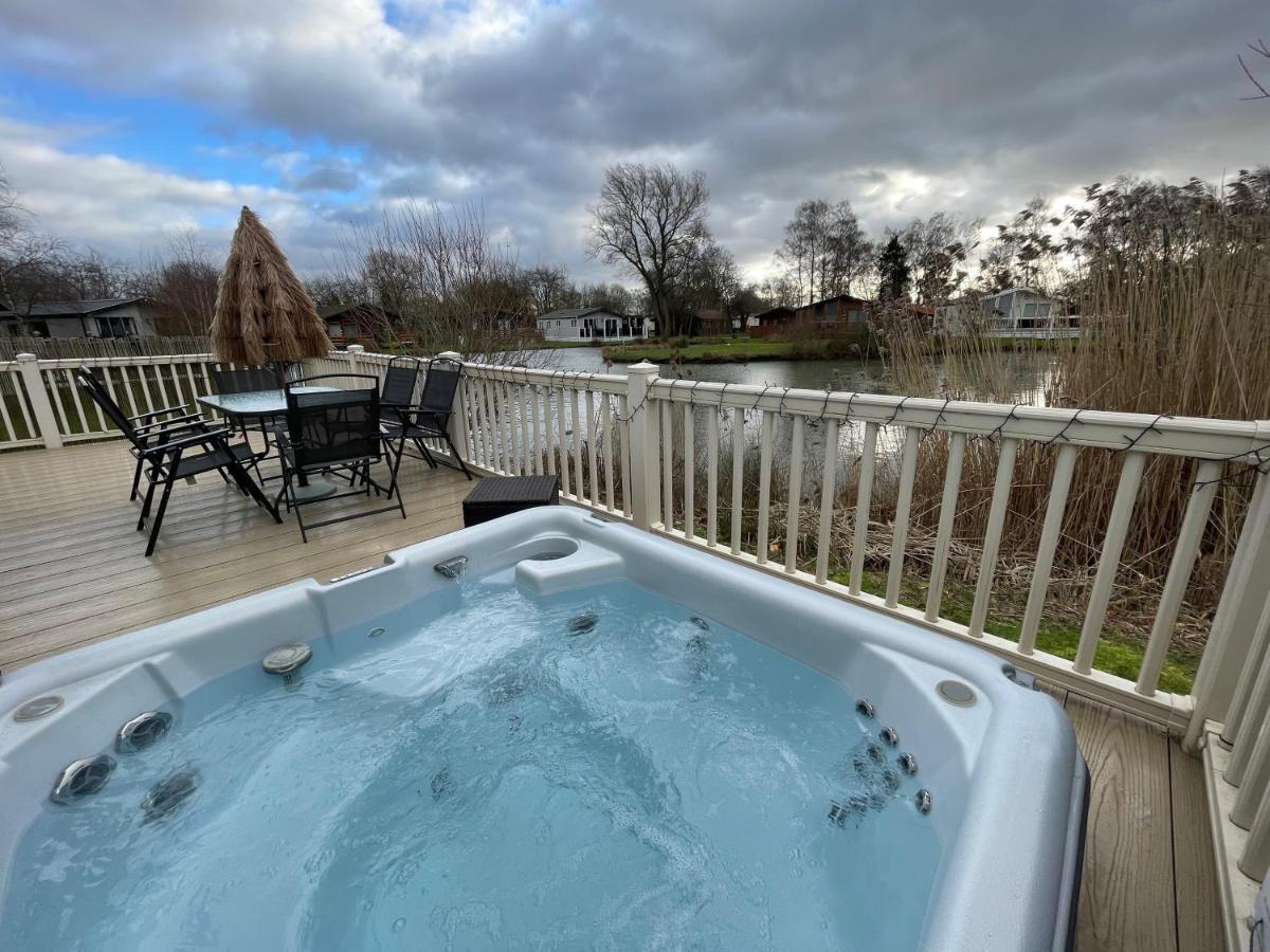 Luxury Lakeside Lodge L2 With Hot Tub Situated At Tattershall Lakes Country Park Zewnętrze zdjęcie
