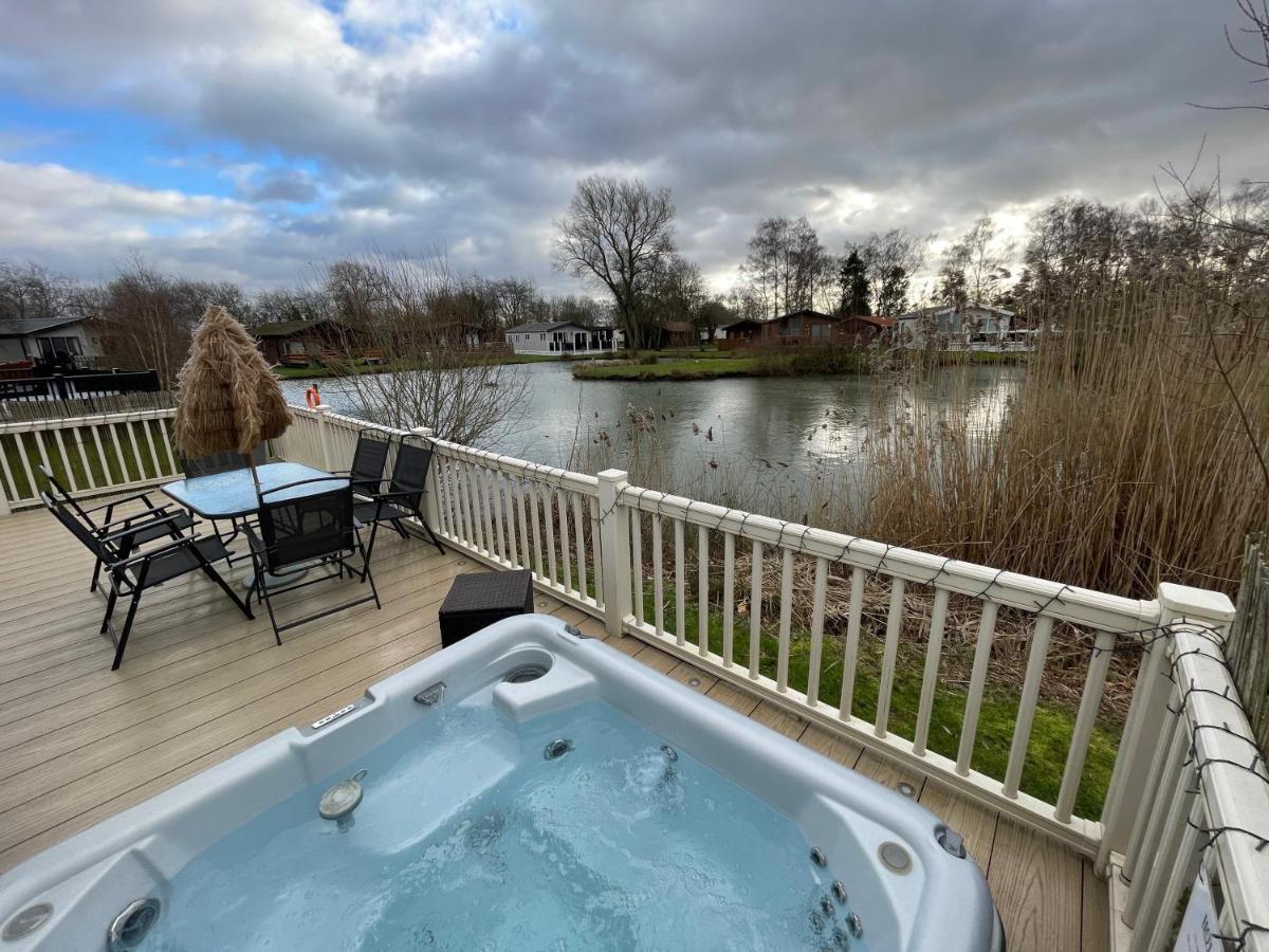 Luxury Lakeside Lodge L2 With Hot Tub Situated At Tattershall Lakes Country Park Zewnętrze zdjęcie