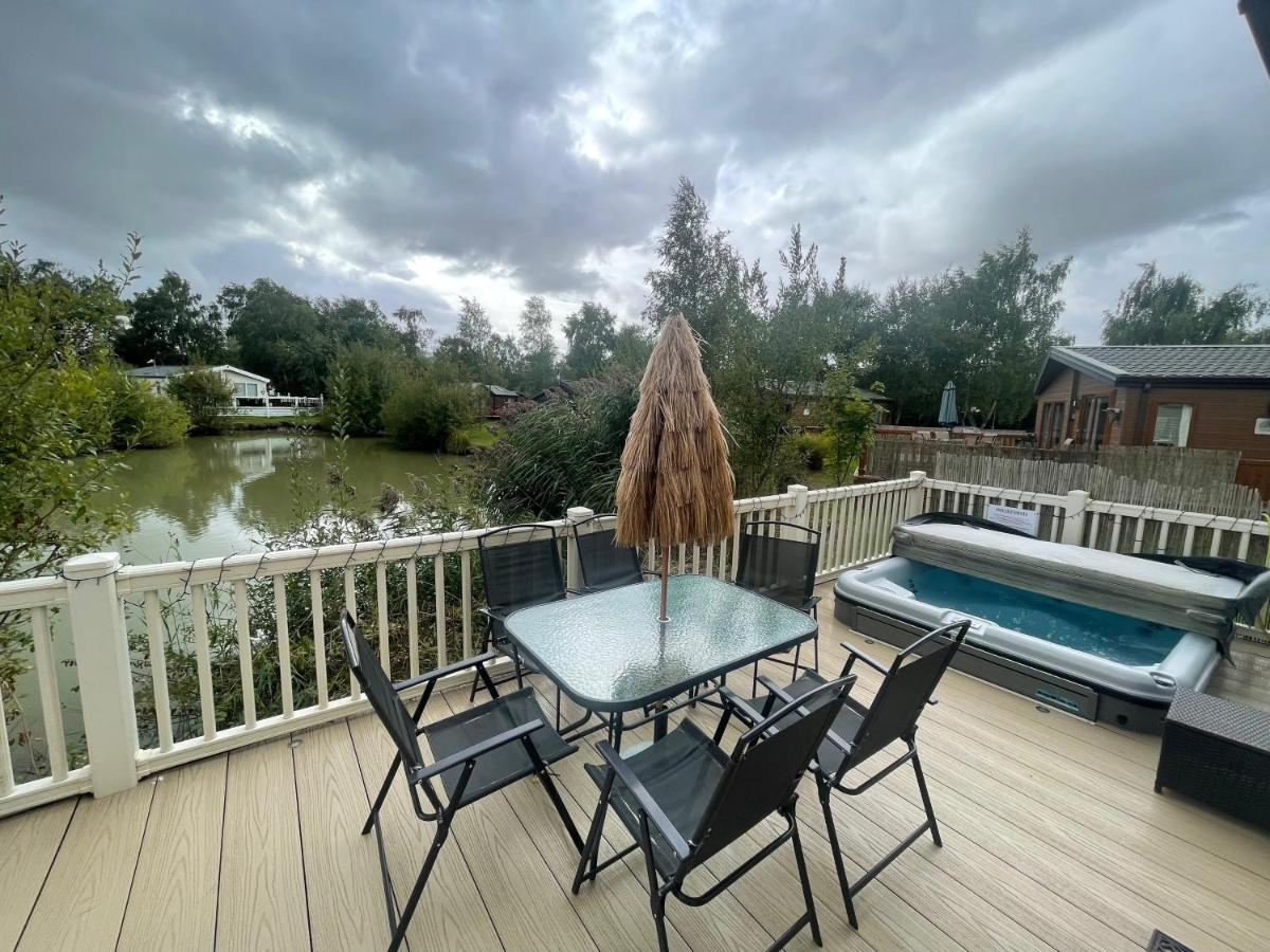 Luxury Lakeside Lodge L2 With Hot Tub Situated At Tattershall Lakes Country Park Zewnętrze zdjęcie
