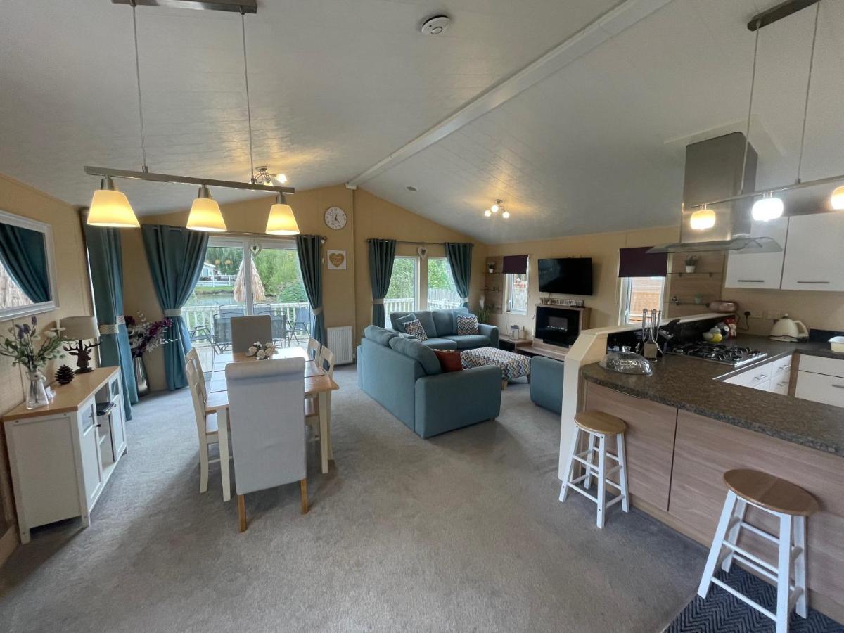 Luxury Lakeside Lodge L2 With Hot Tub Situated At Tattershall Lakes Country Park Zewnętrze zdjęcie