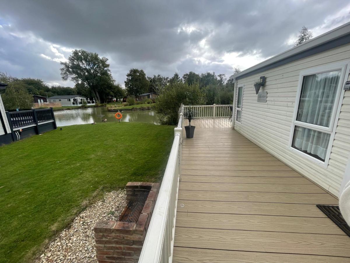 Luxury Lakeside Lodge L2 With Hot Tub Situated At Tattershall Lakes Country Park Zewnętrze zdjęcie