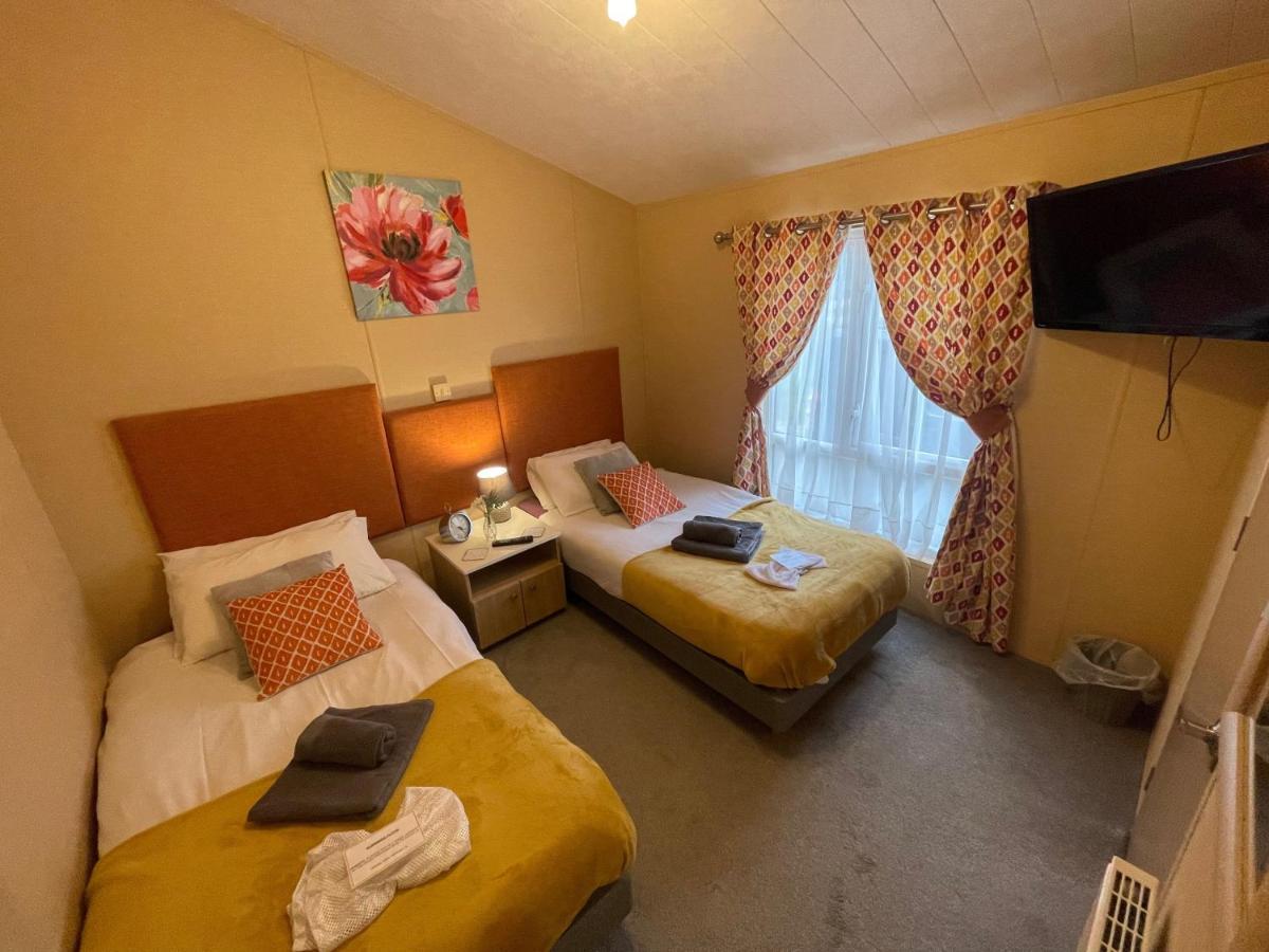 Luxury Lakeside Lodge L2 With Hot Tub Situated At Tattershall Lakes Country Park Zewnętrze zdjęcie