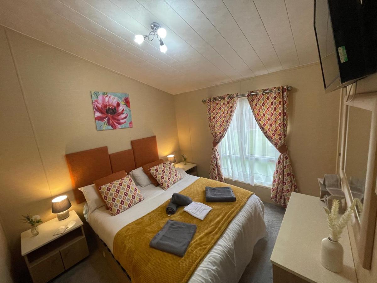 Luxury Lakeside Lodge L2 With Hot Tub Situated At Tattershall Lakes Country Park Zewnętrze zdjęcie