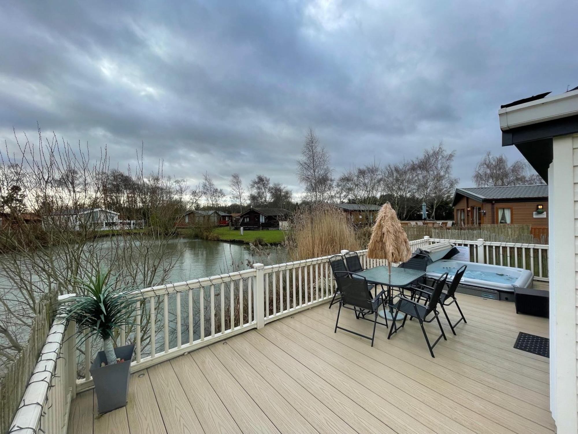 Luxury Lakeside Lodge L2 With Hot Tub Situated At Tattershall Lakes Country Park Zewnętrze zdjęcie