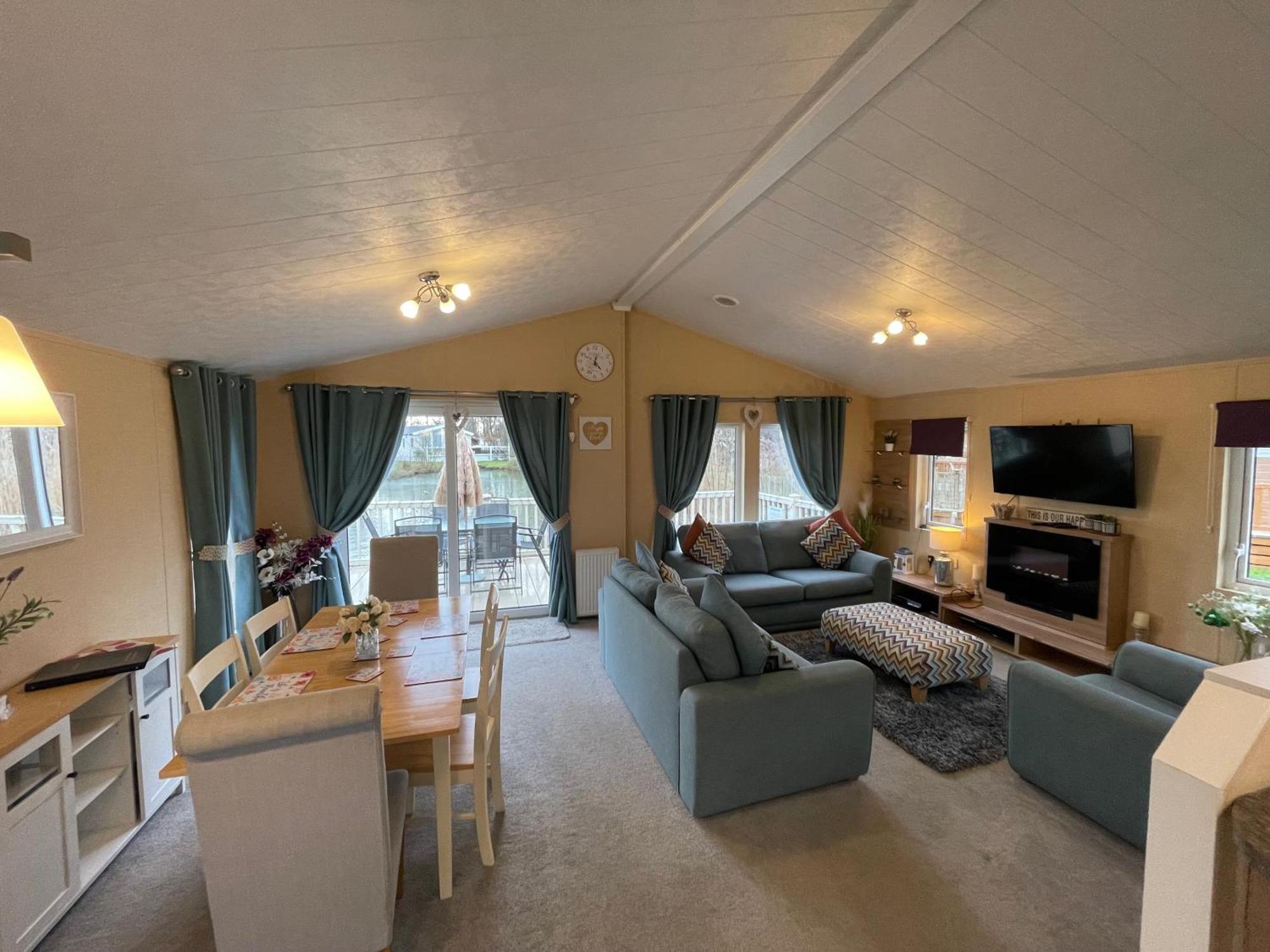 Luxury Lakeside Lodge L2 With Hot Tub Situated At Tattershall Lakes Country Park Zewnętrze zdjęcie