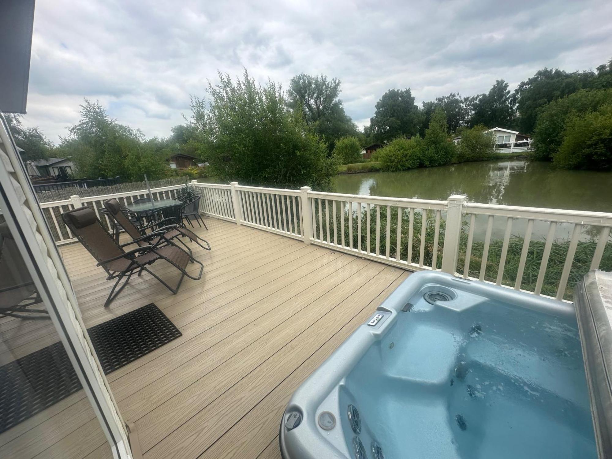 Luxury Lakeside Lodge L2 With Hot Tub Situated At Tattershall Lakes Country Park Zewnętrze zdjęcie